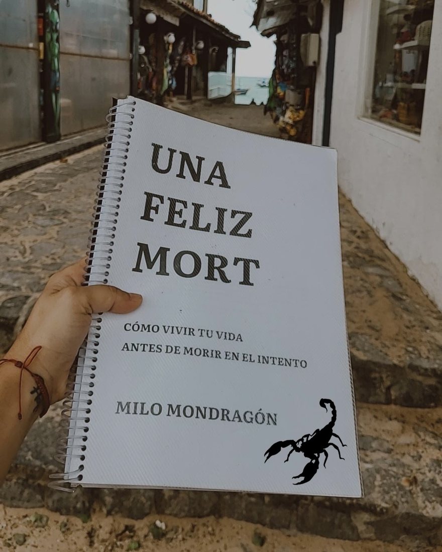 Un lector sosteniendo el libro impreso y anillado