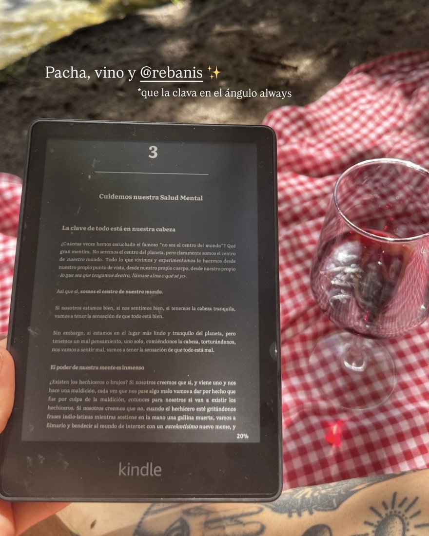 El libro abierto en un Kindle, en un picnic